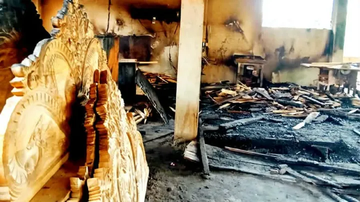 নারায়ণগঞ্জের আড়াইহাজারে ফার্নিচার কারাখানায় আগুন